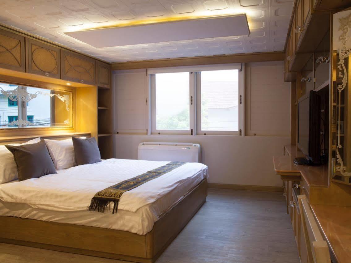 Golden Mountain Hostel Bangkok Extérieur photo