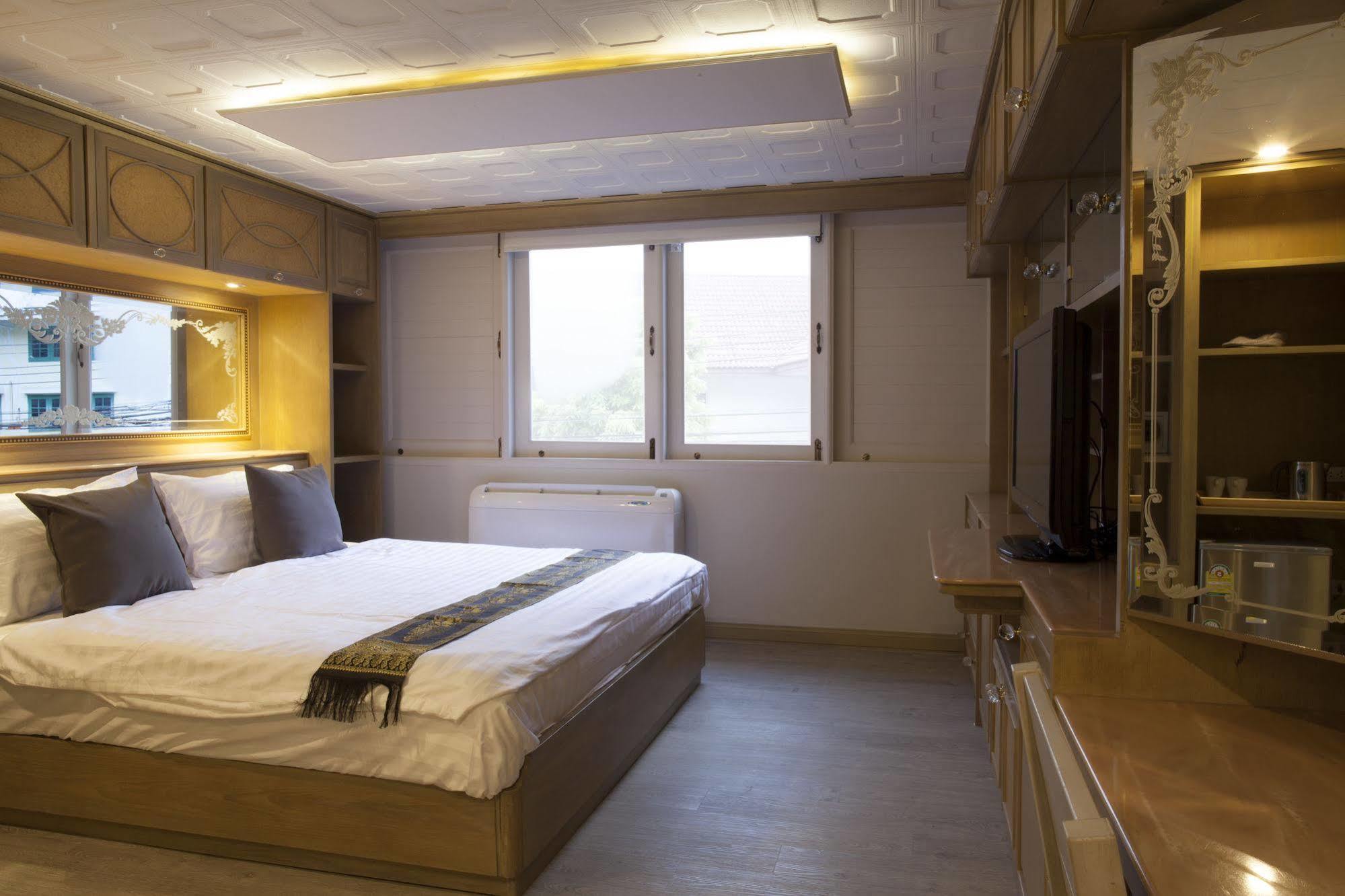 Golden Mountain Hostel Bangkok Extérieur photo