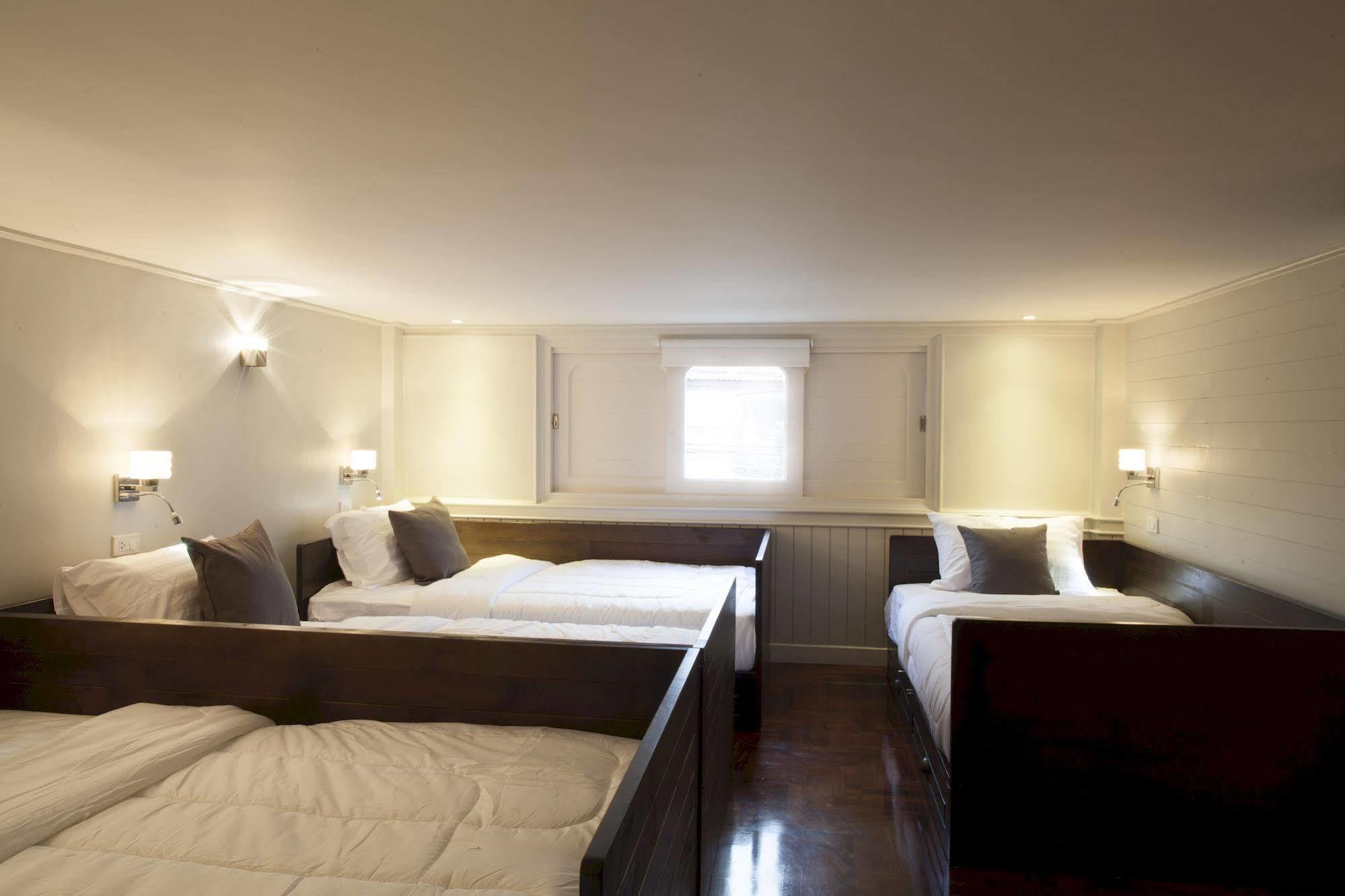 Golden Mountain Hostel Bangkok Extérieur photo